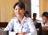 SreyNeang Saisok, 13 jaar oud, zit in het vijfde jaar in haar school in het dorp Ta Theav, in de provincie Kampong Thom, in centraal Cambodja.  SreyNeang Saisok, 13 jaar oud, zit in het vijfde jaar in haar school in het dorp Ta Theav, in de provincie Kampong Thom, in centraal Cambodja.  